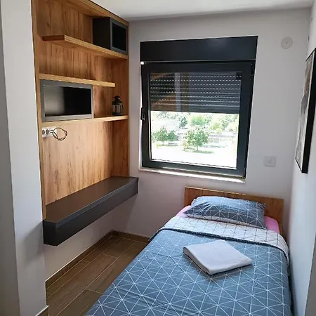 Serbian - 44, Gandijeva 184 *