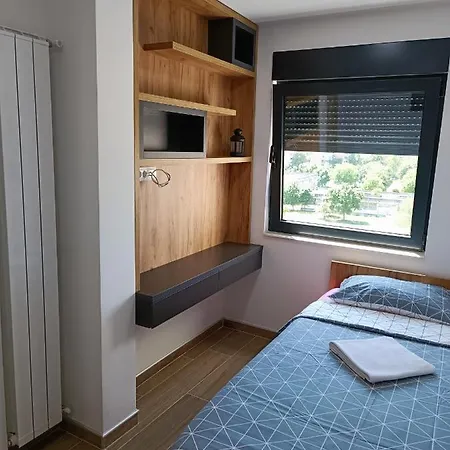 Serbian - 44, Gandijeva 184